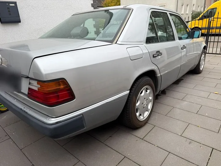 Mercedes-Benz E 230