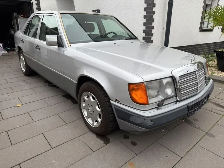Mercedes-Benz E 230