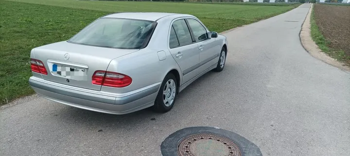 Mercedes-Benz E 240