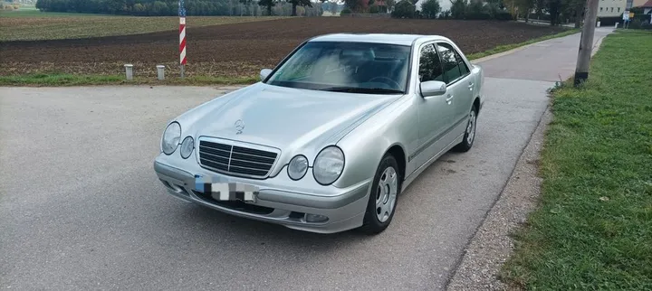 Mercedes-Benz E 240