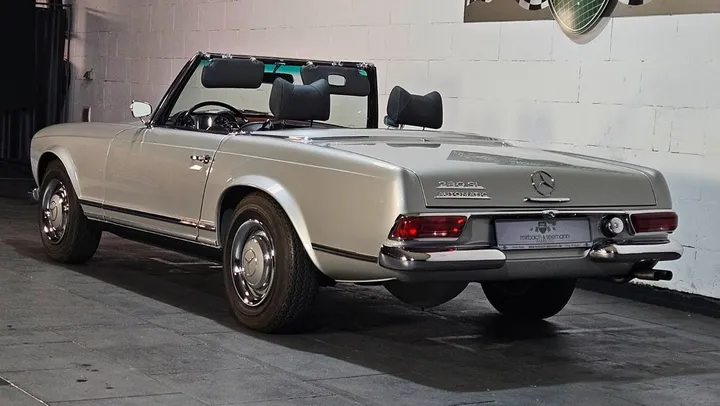 Mercedes-Benz 230