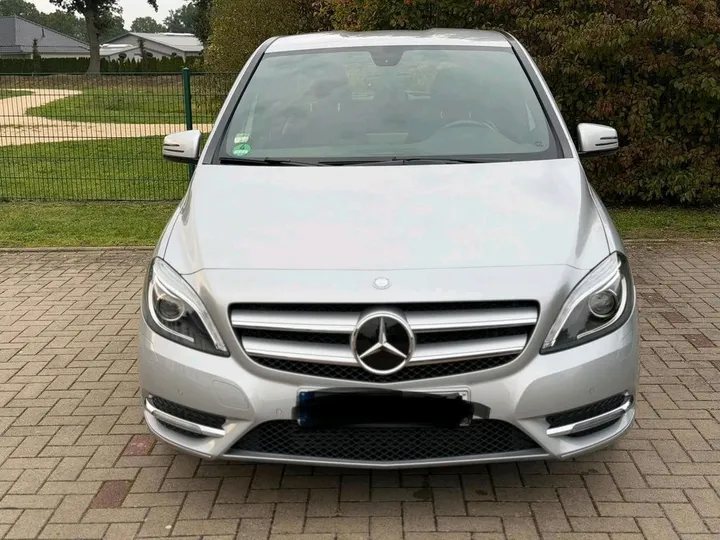 Mercedes-Benz B 180