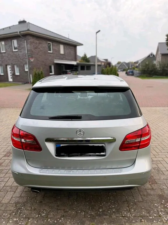 Mercedes-Benz B 180