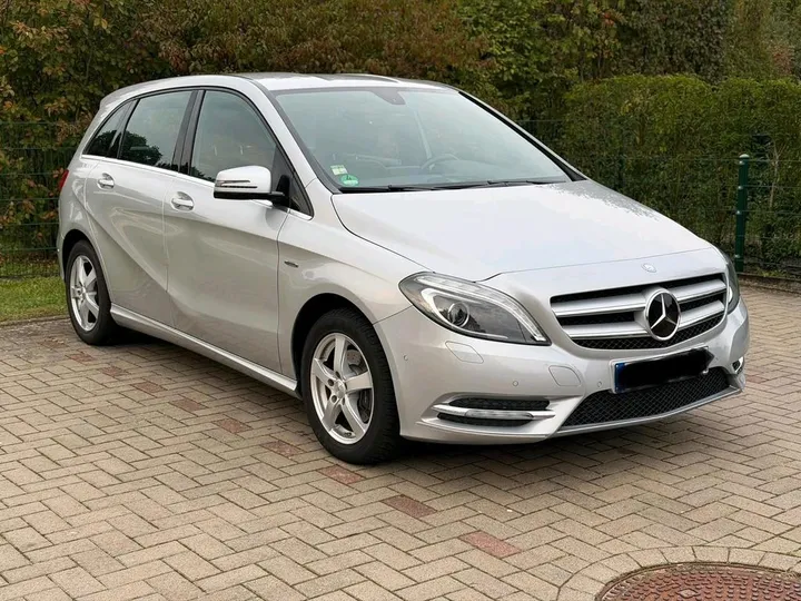 Mercedes-Benz B 180