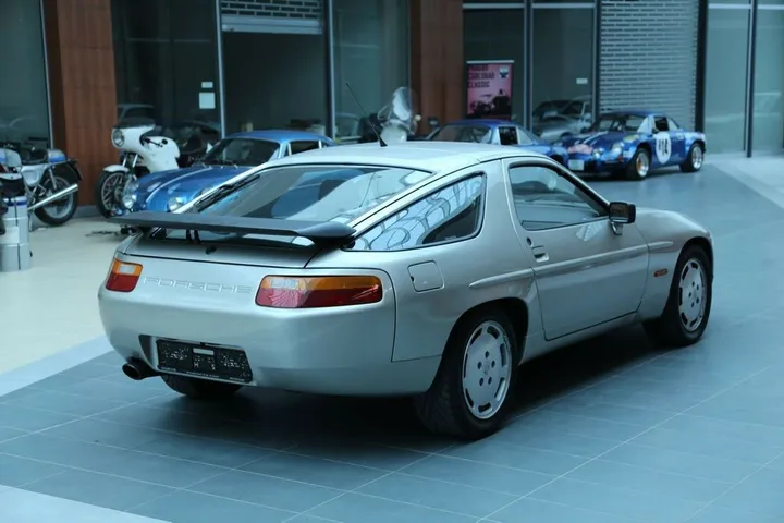 Porsche 928