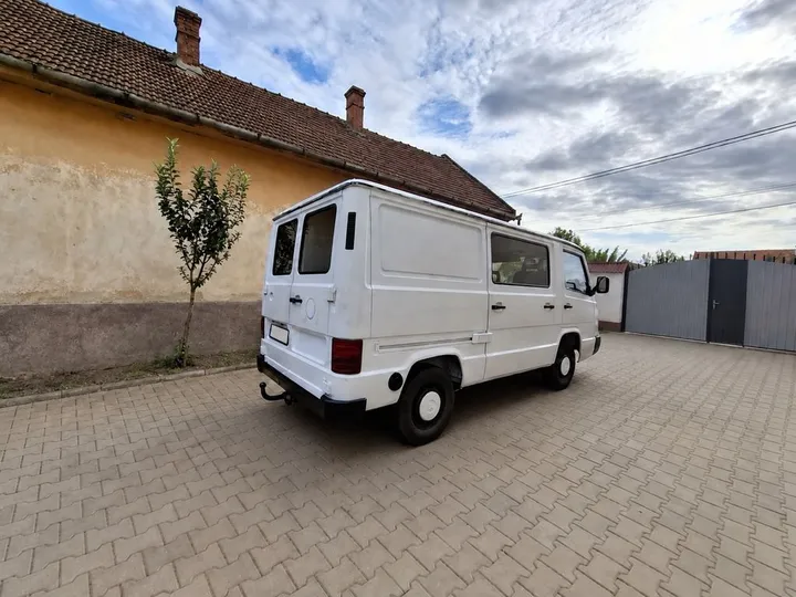Mercedes-Benz MB 100