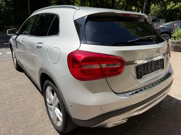 Mercedes-Benz GLA 200