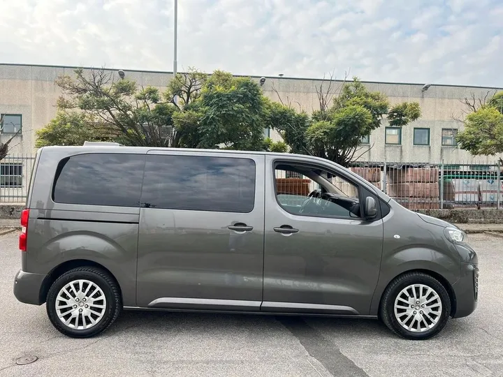 Peugeot Traveller