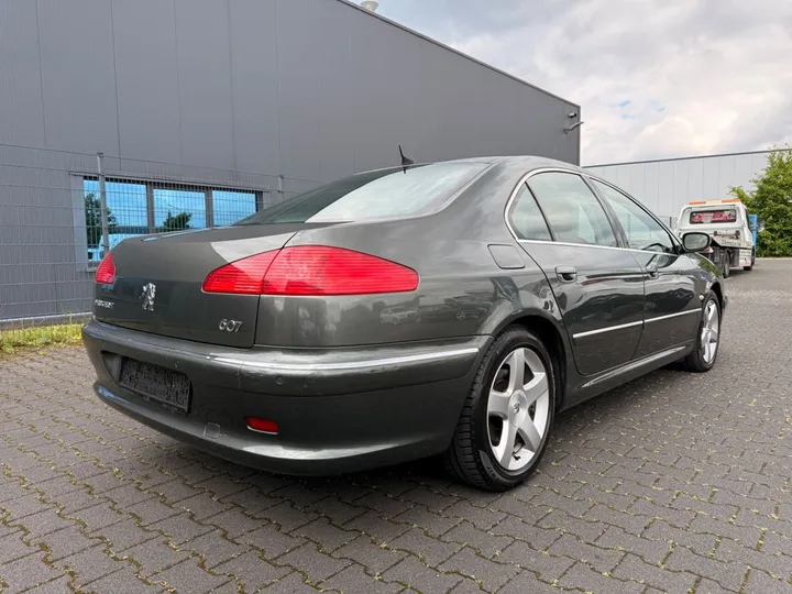 Peugeot 607