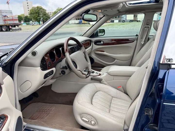 Jaguar XJ8