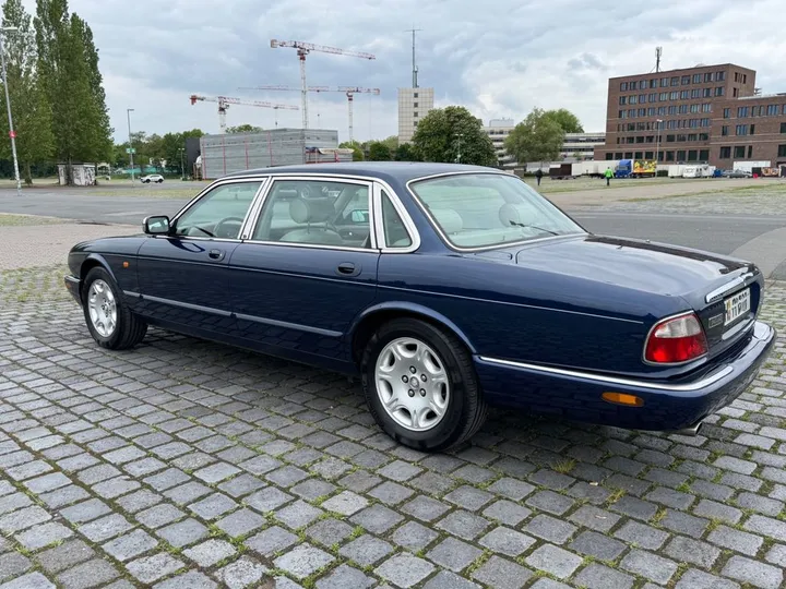 Jaguar XJ8