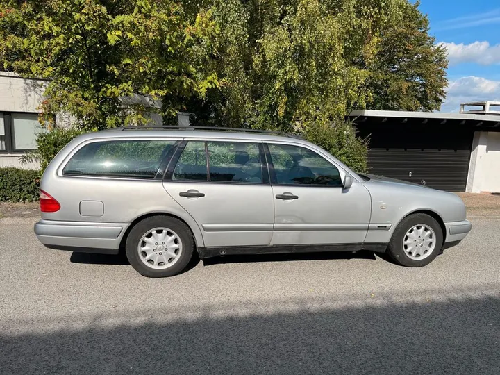 Mercedes-Benz E 220