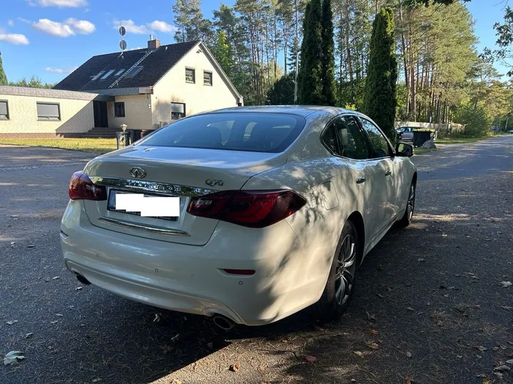 Infiniti Q70