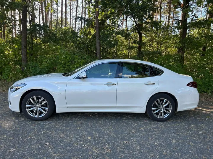 Infiniti Q70