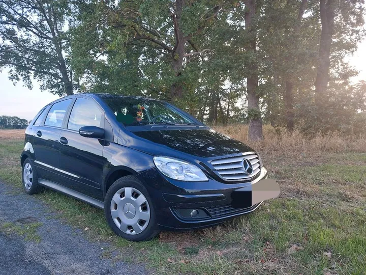 Mercedes-Benz B 180