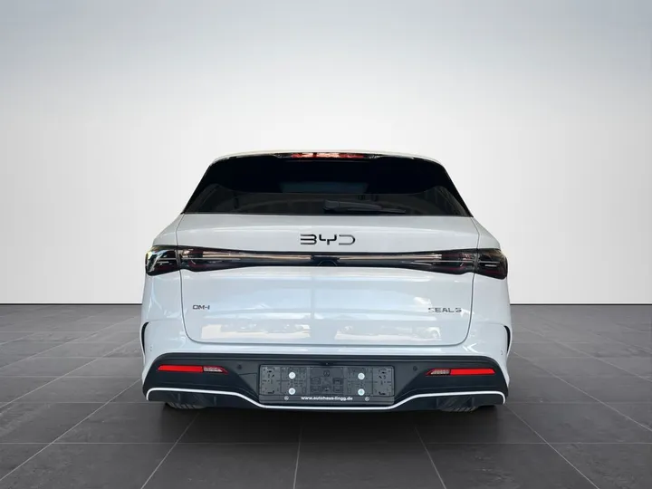 BYD SEAL 6
