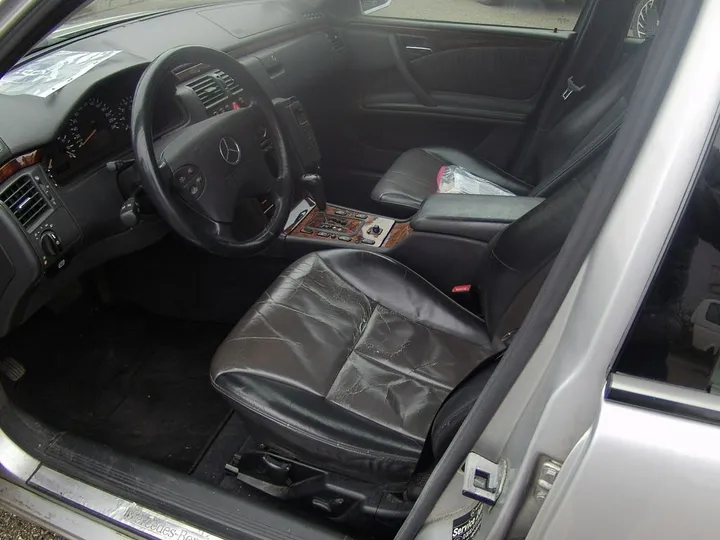 Mercedes-Benz E 240