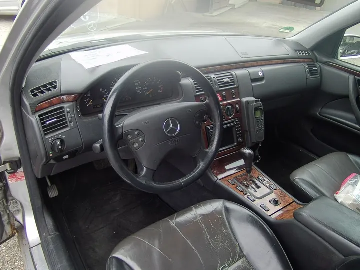 Mercedes-Benz E 240