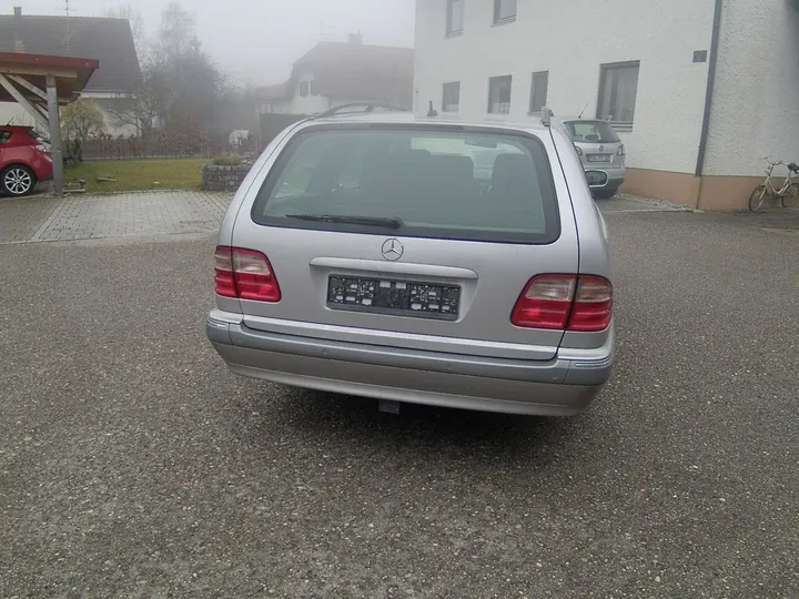 Mercedes-Benz E 240