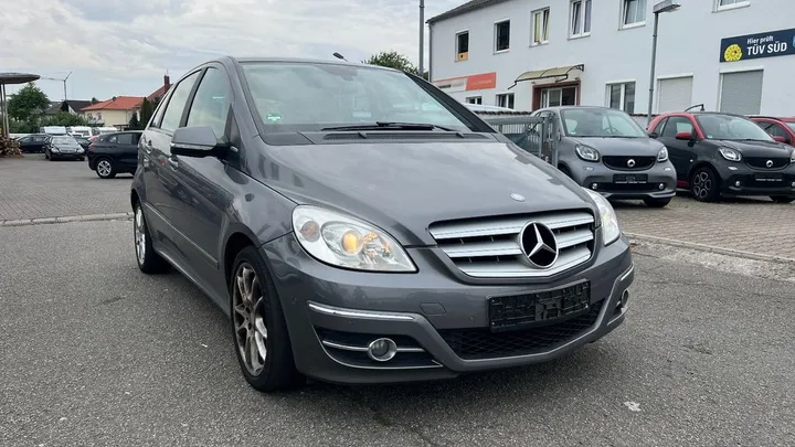 Mercedes-Benz B 180