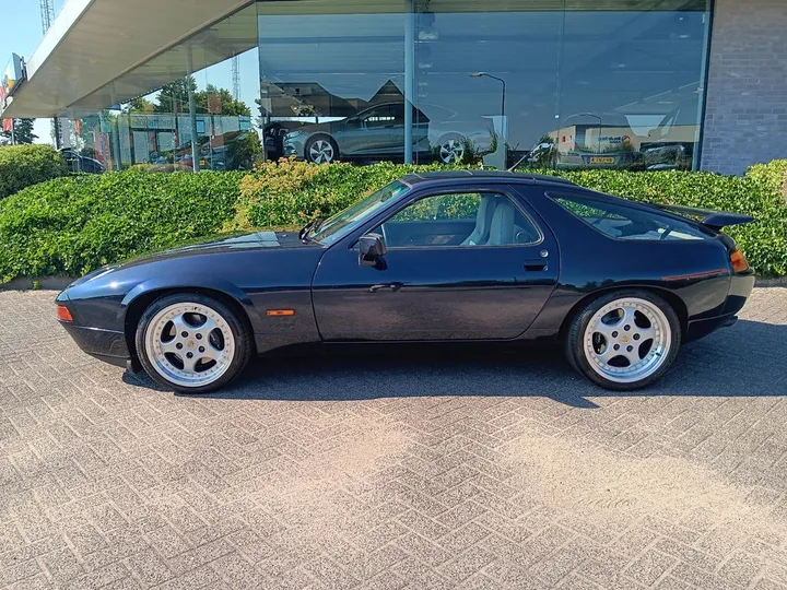 Porsche 928