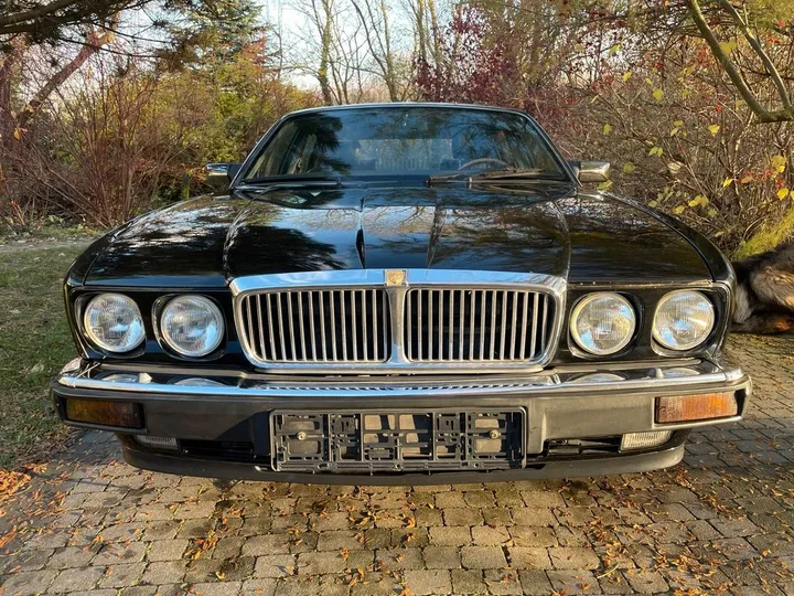 Jaguar XJ40
