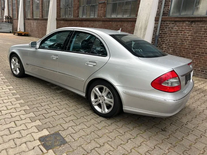 Mercedes-Benz E 200