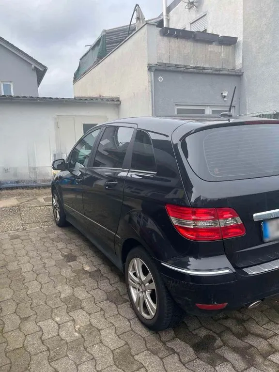 Mercedes-Benz B 180