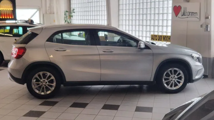 Mercedes-Benz GLA 200