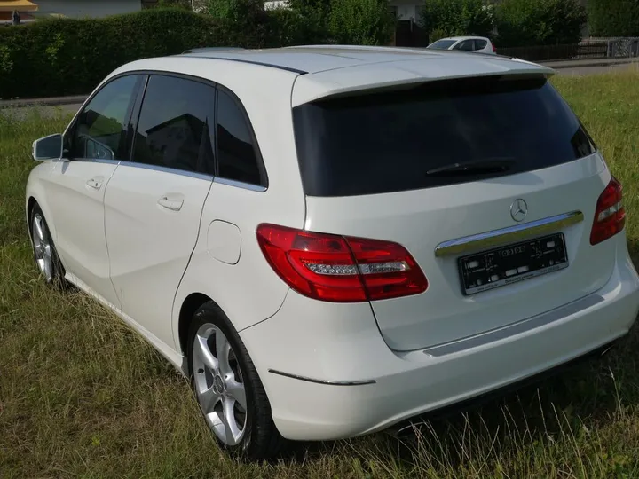 Mercedes-Benz B 180