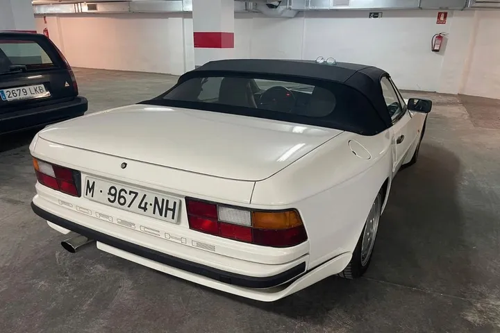 Porsche 944