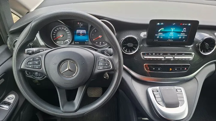 Mercedes-Benz 220