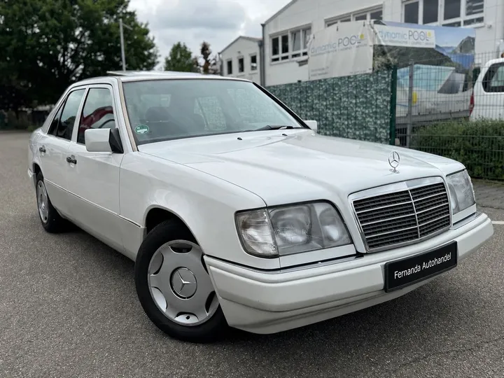 Mercedes-Benz 220