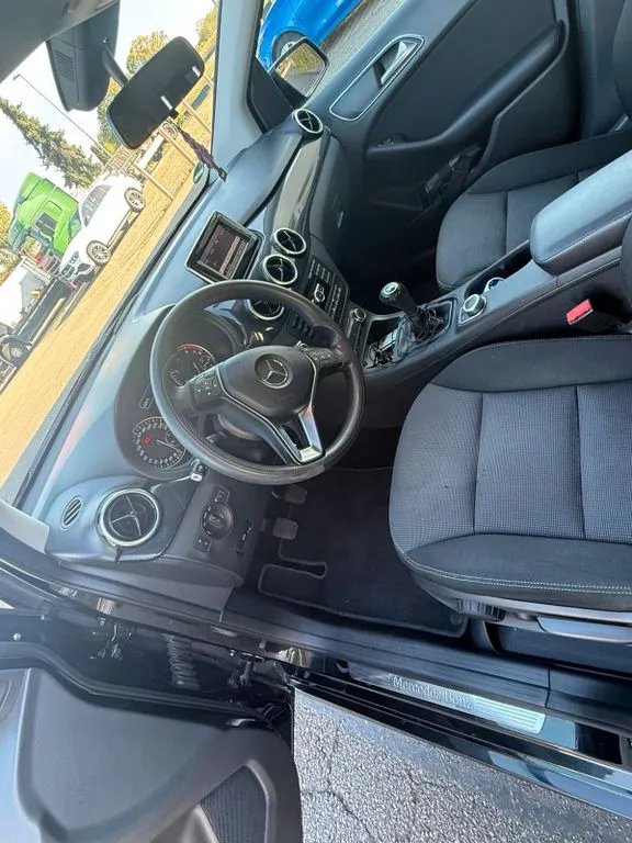 Mercedes-Benz B 180