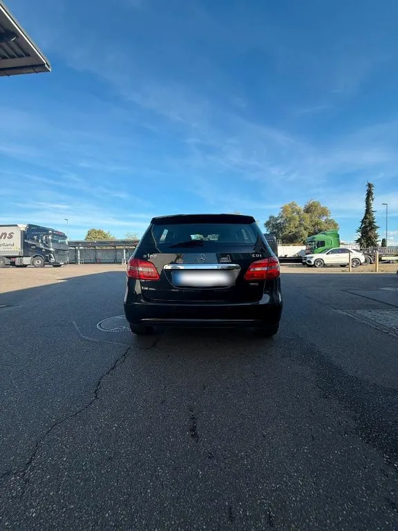 Mercedes-Benz B 180