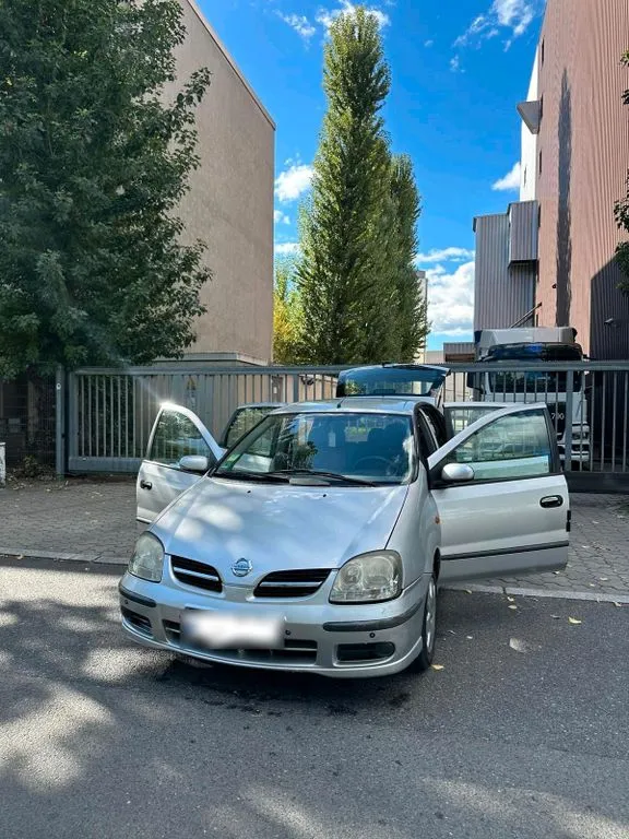 Nissan Almera Tino