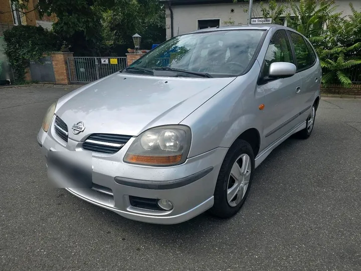 Nissan Almera Tino