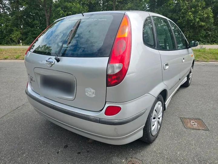 Nissan Almera Tino