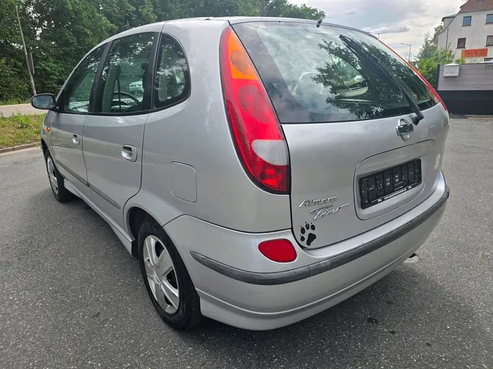 Nissan Almera Tino
