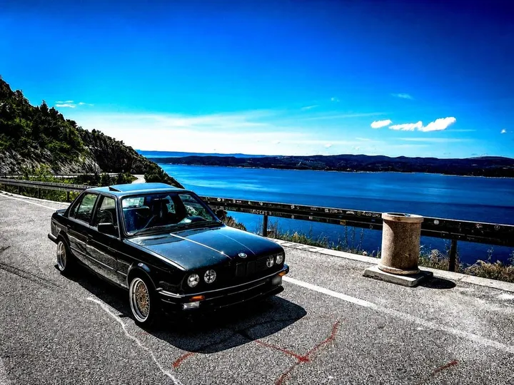 BMW 323
