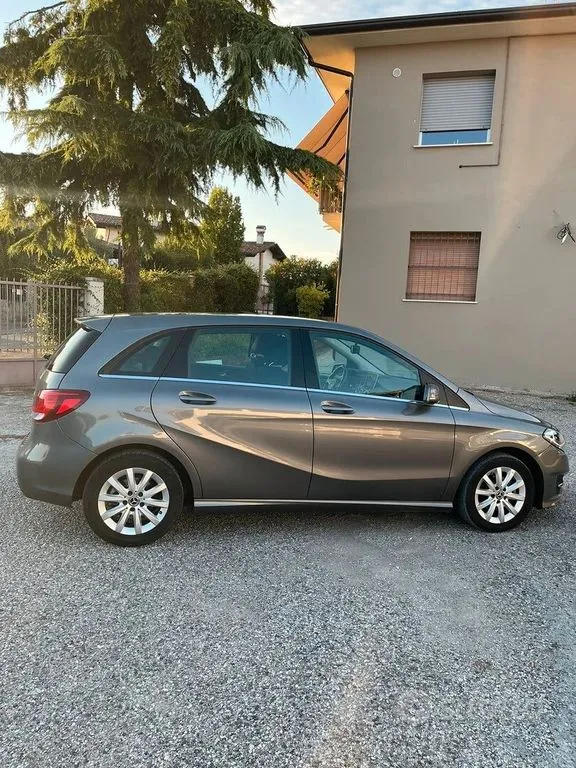 Mercedes-Benz B 180