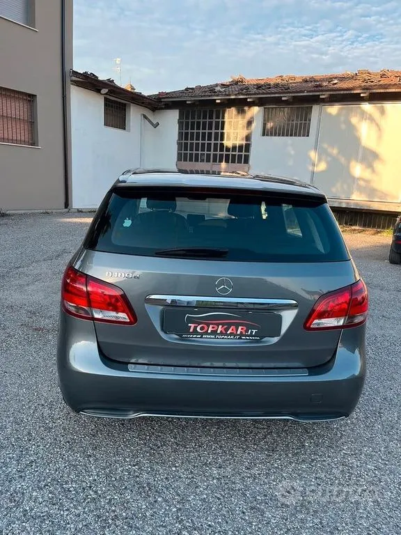 Mercedes-Benz B 180