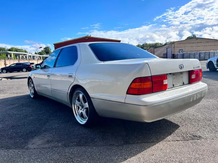 Lexus LS 400