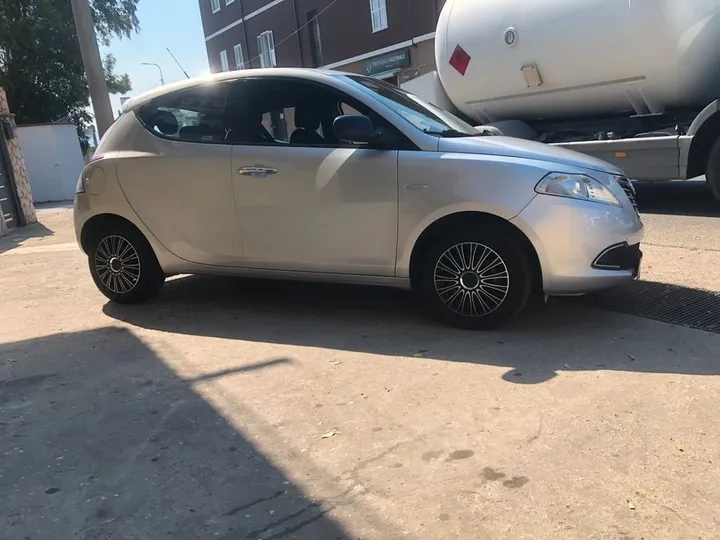 Lancia Ypsilon