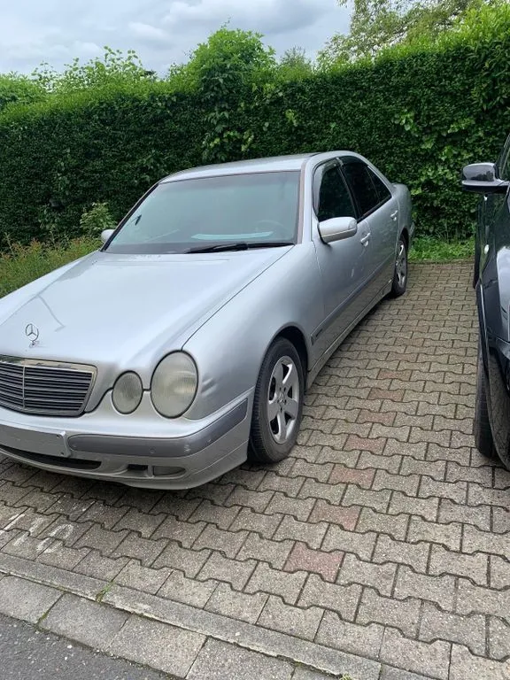Mercedes-Benz E 200