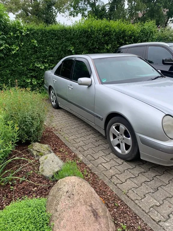 Mercedes-Benz E 200