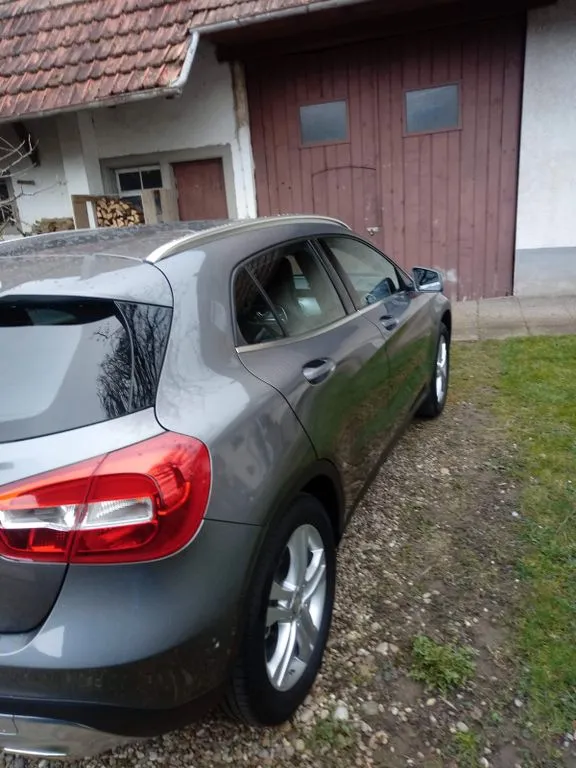 Mercedes-Benz GLA 200