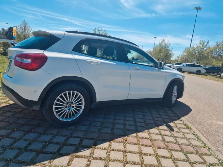 Mercedes-Benz GLA 200