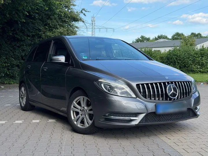 Mercedes-Benz B 180