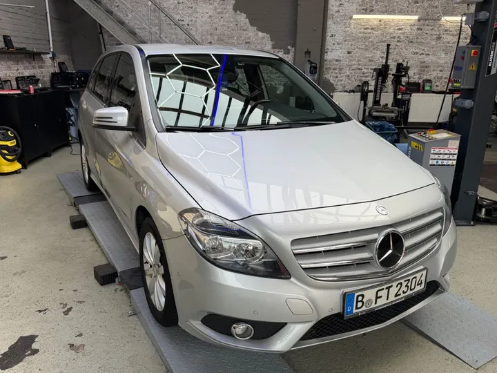 Mercedes-Benz B 180